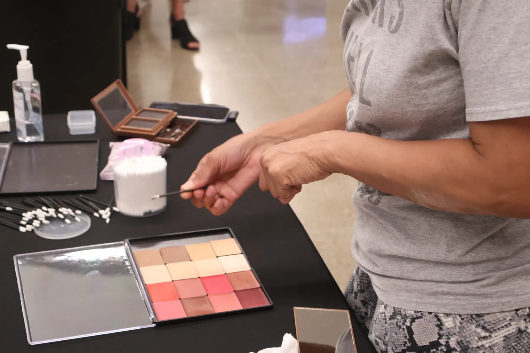 An attendee selects refill pans while building a custom MiPalette palette.