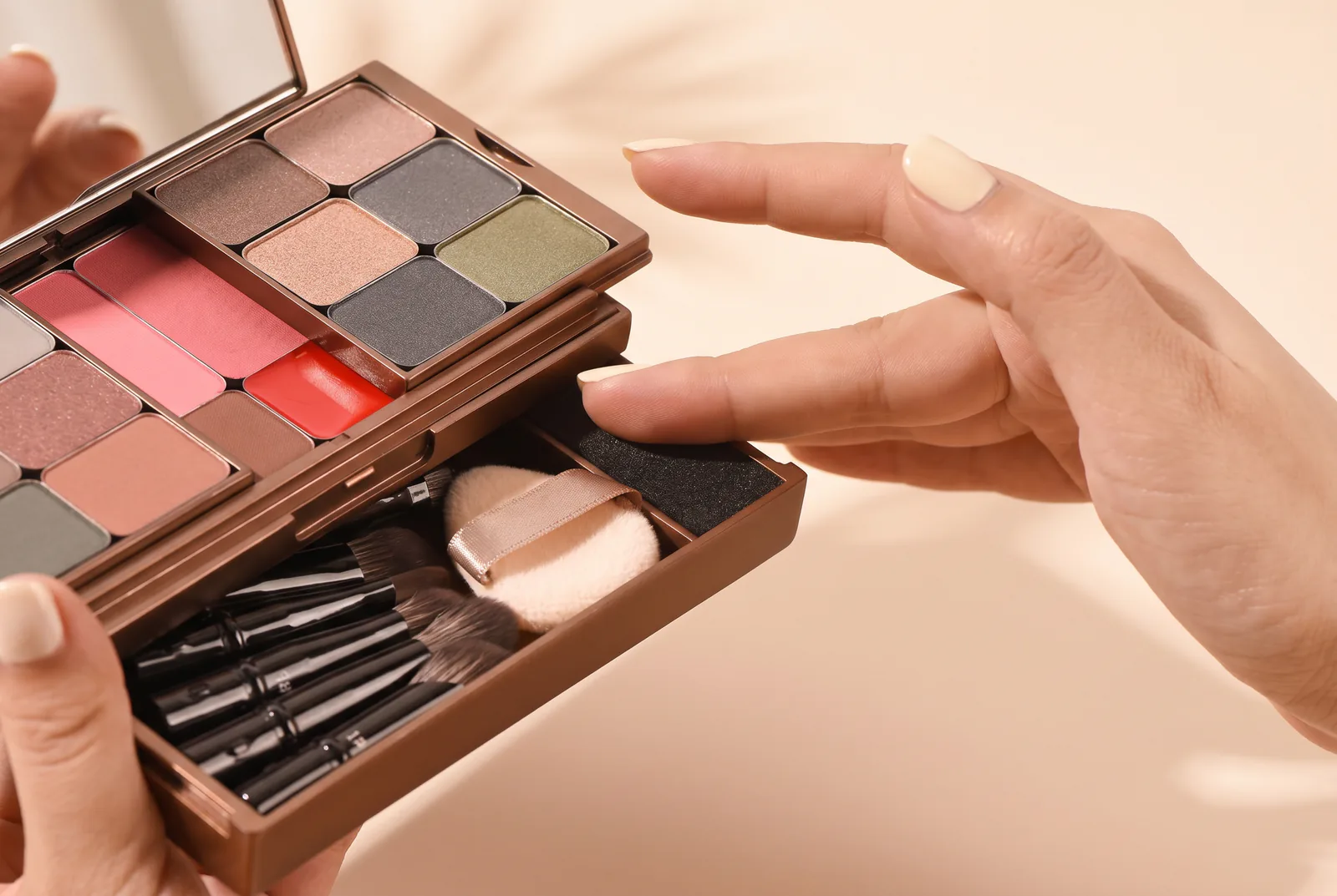 MiPalette compact with modular pans, tools and cleaning sponge