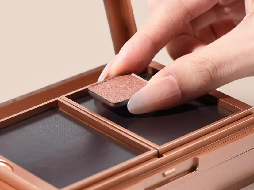 Snapping a magnetic shade pan into the compact