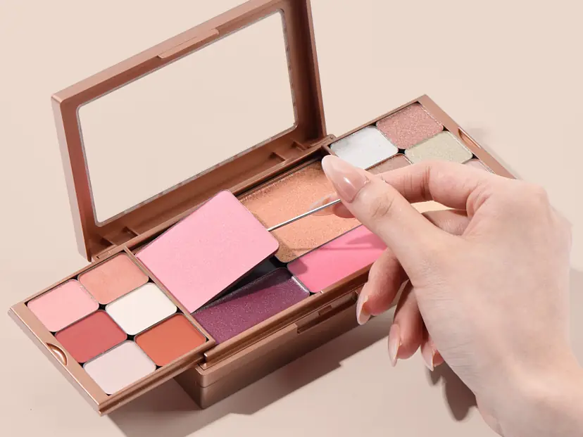 Swapping a shade in an open MiPalette compact