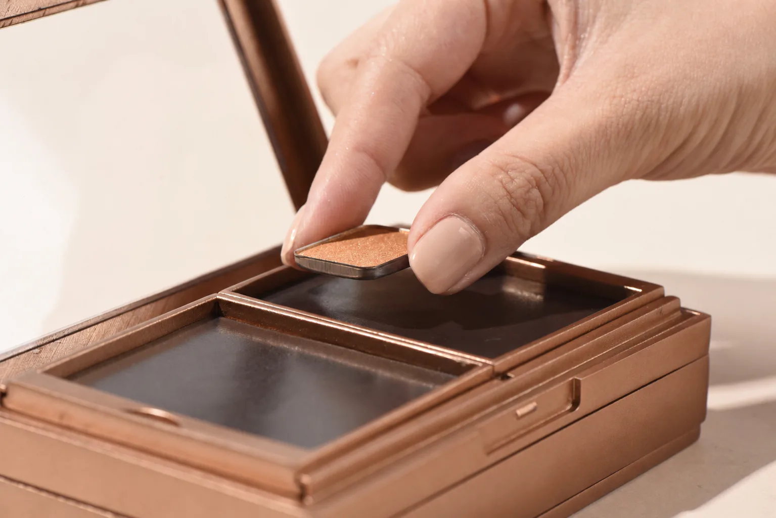 Hand placing a pan into MiPalette